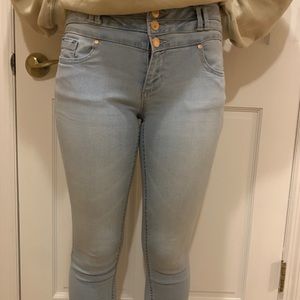 Light wash trendy jeans